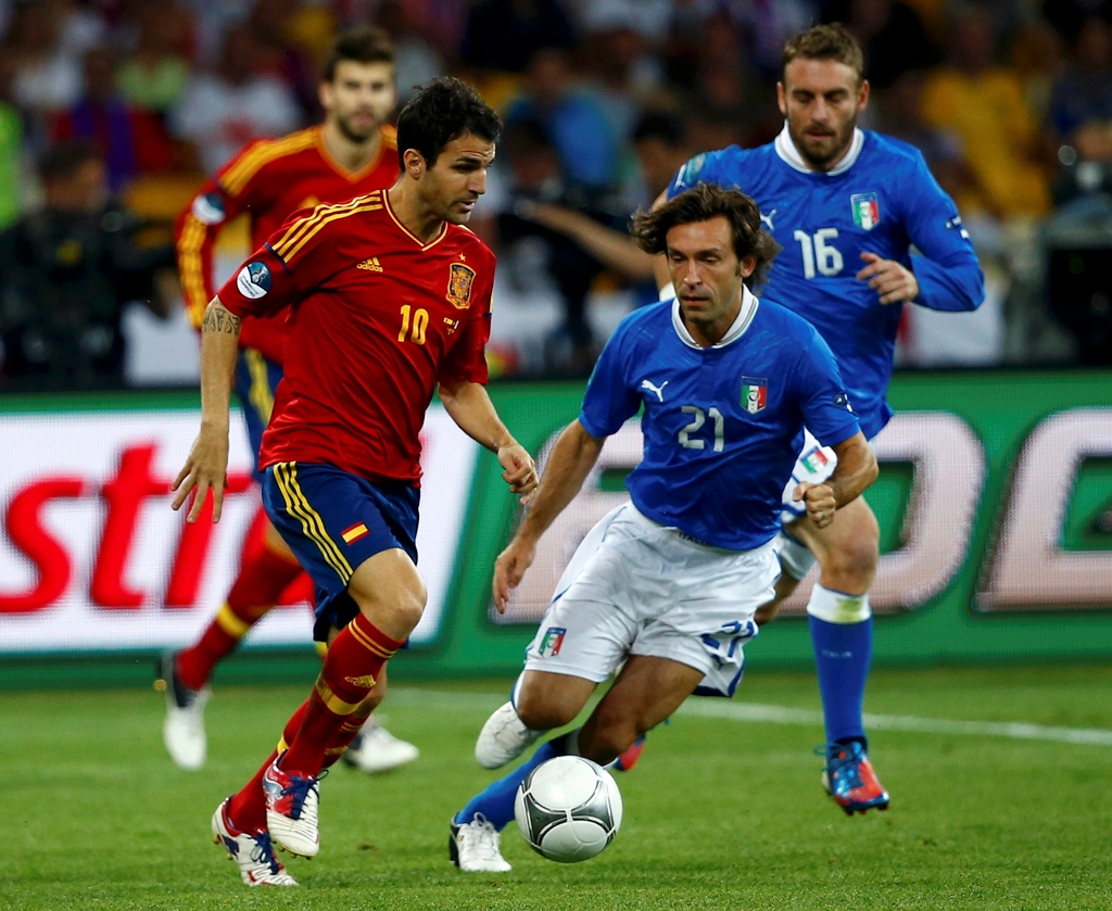 Футбол играл италия. Италия Испания 2012 финал. Италия Испания евро 2012. Испания Италия финал евро 2012. Че 2012 Испания.