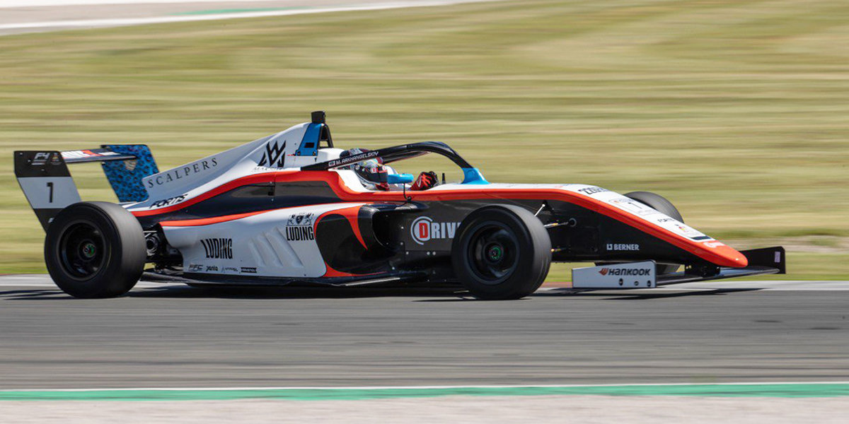 Кирилл Смаль завоевал первый в сезоне-2022 подиум в испанской «Формуле-4»