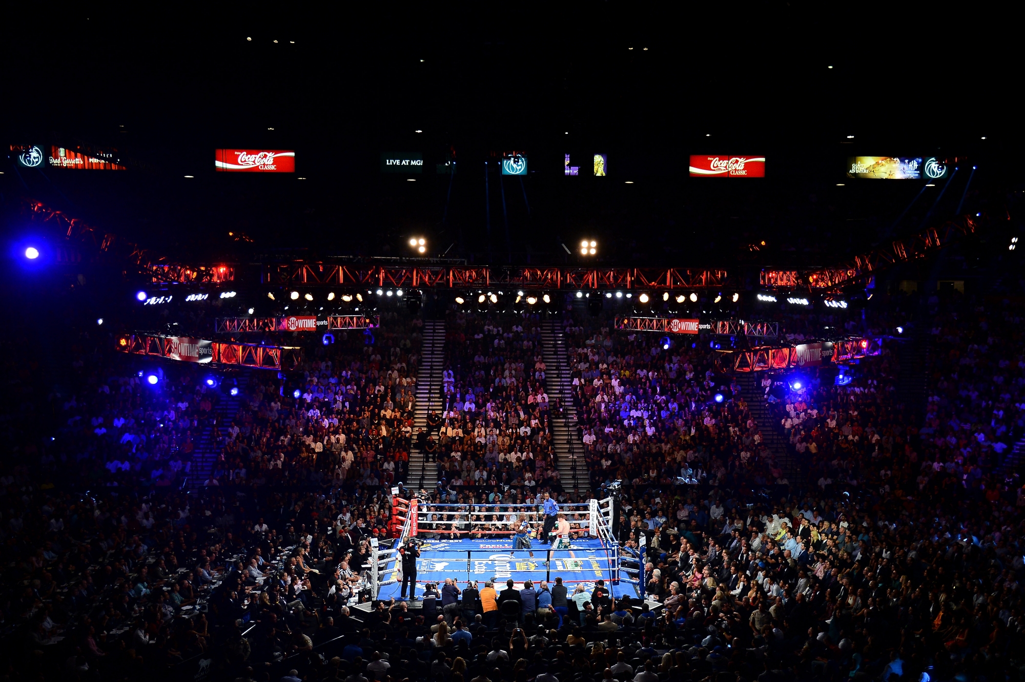 Стадион бокс. MGM Grand Garden Arena в Лас-Вегасе. Юфс Арена зрители. MGM Grand Garden Arena Boxing. Трибуны UFC.