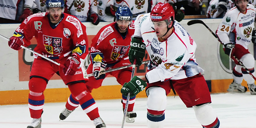 Российский хоккеист вступился за партнёра в матче с Чехией. Лёд покидал с кровью на свитере