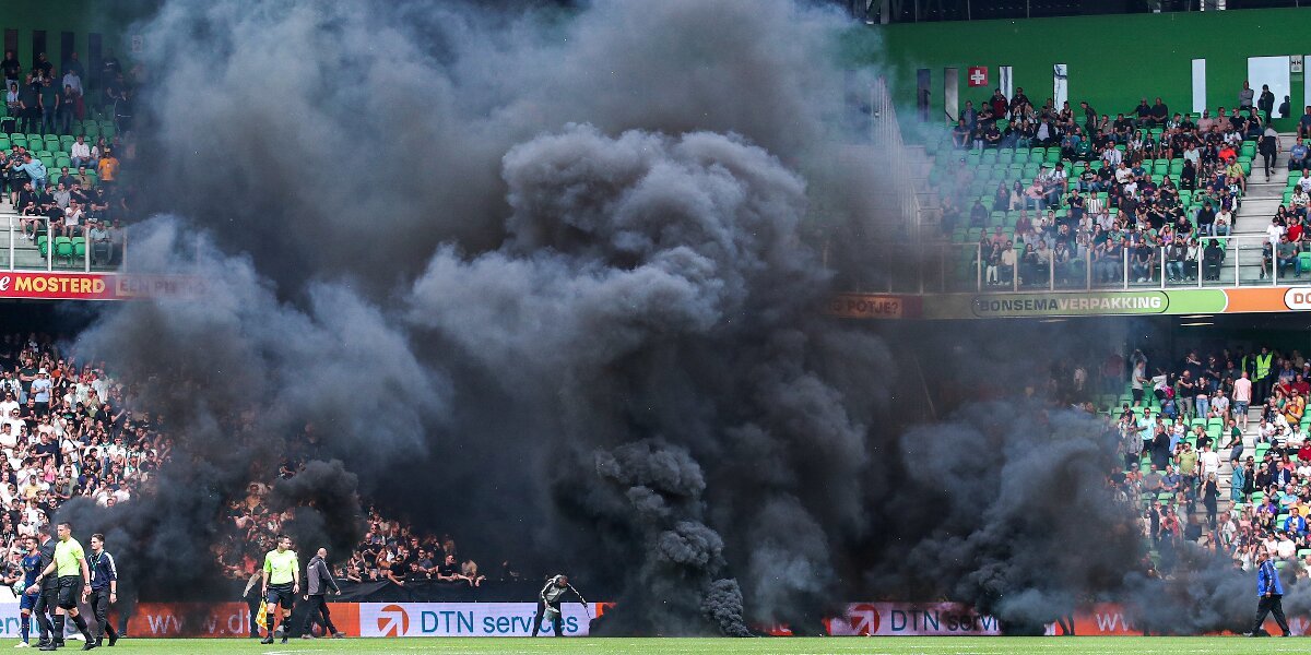 Беспредел по-европейски. Фанаты подожгли стадион и сорвали матч «Аякса»