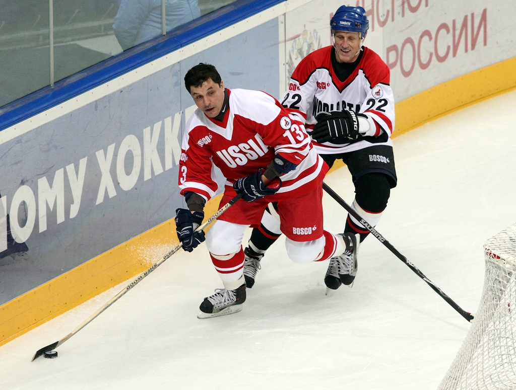 #6. Нападающий команды России Валерий Каменский (слева)