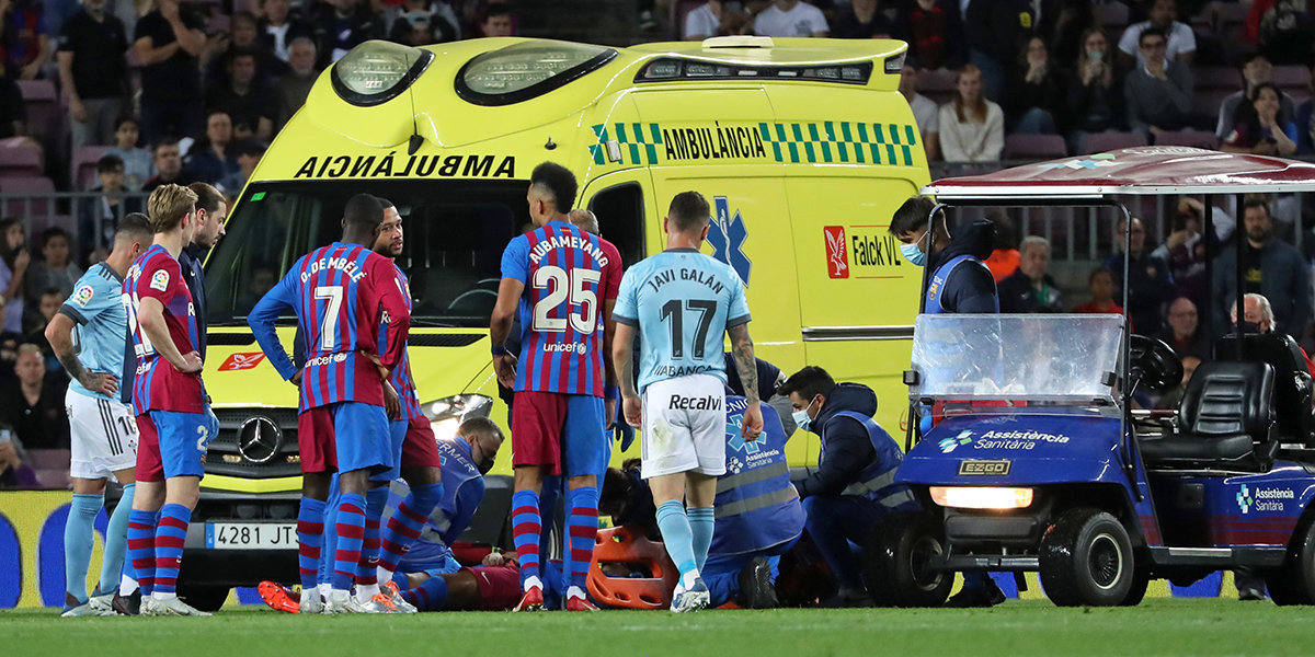 Футболисту «Барселоны» спасали жизнь прямо на поле. Болельщики плакали и молились