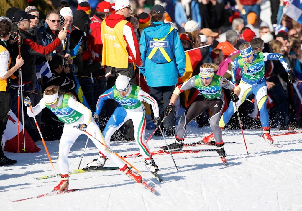 Лыжные гонки начало. Лыжные гонки командный спринт. Индивидуальный спринт лыжные гонки. Индивидуальный спринт лыжные гонки Большунов. Лыжные гонки старт спринт.