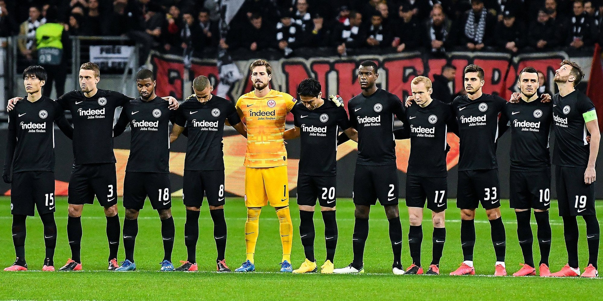 Игроки «Айнтрахта» почтили память погибшего фаната перед игрой в Бундеслиге