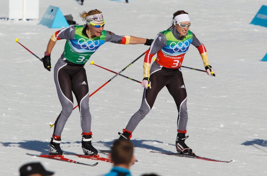 Лыжный командный спринт мужчины сегодня. Лыжные гонки командный спринт. Лыжные гонки Захенбахер-Штеле. Индивидуальный спринт лыжные гонки Большунов. Спринтерская эстафета лыжи.