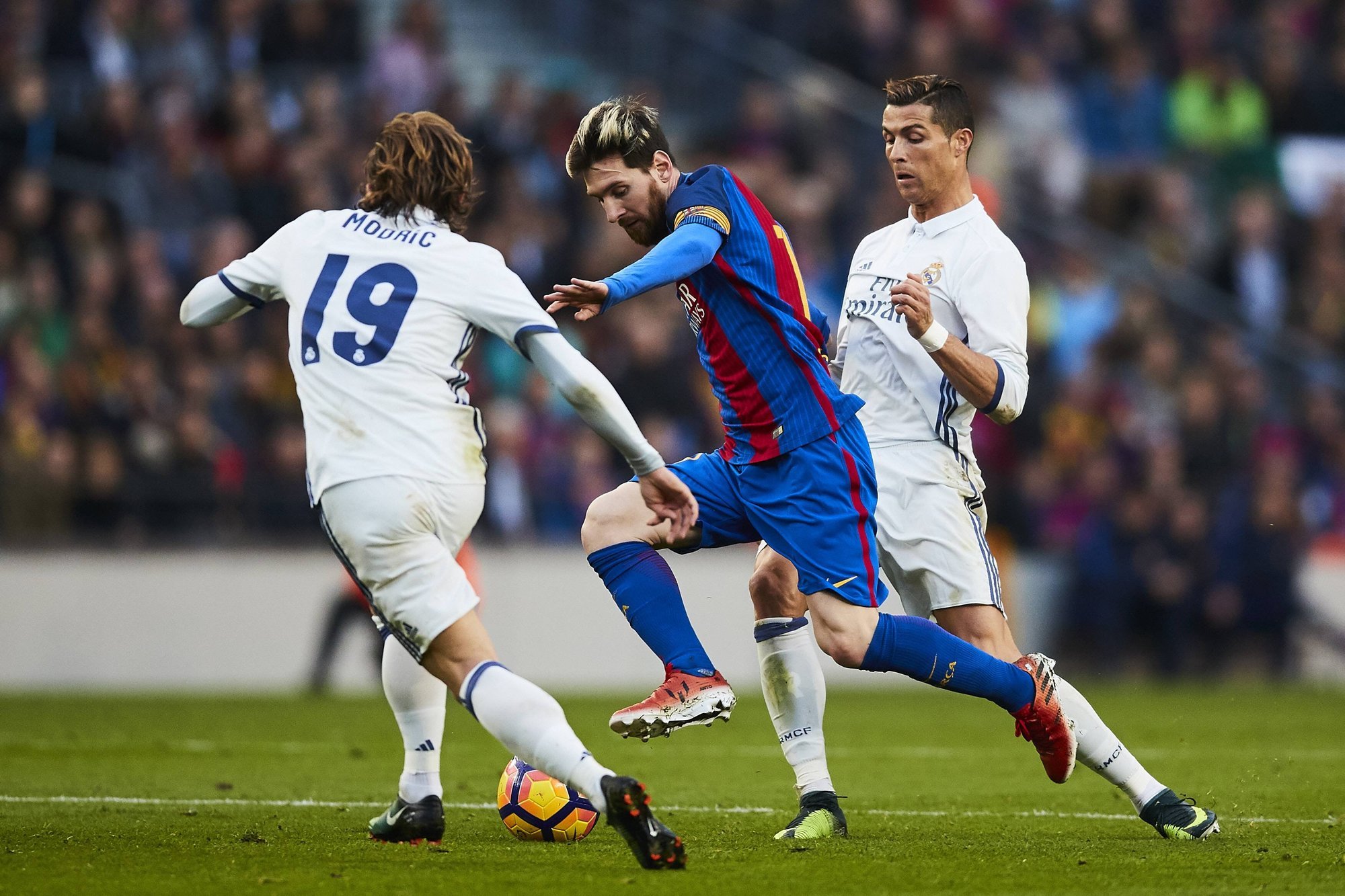 Футбол популярен. Modric and Messi. Футбольные моменты Роналду Месси. Футбол лучшие игроки. Классен футболист.