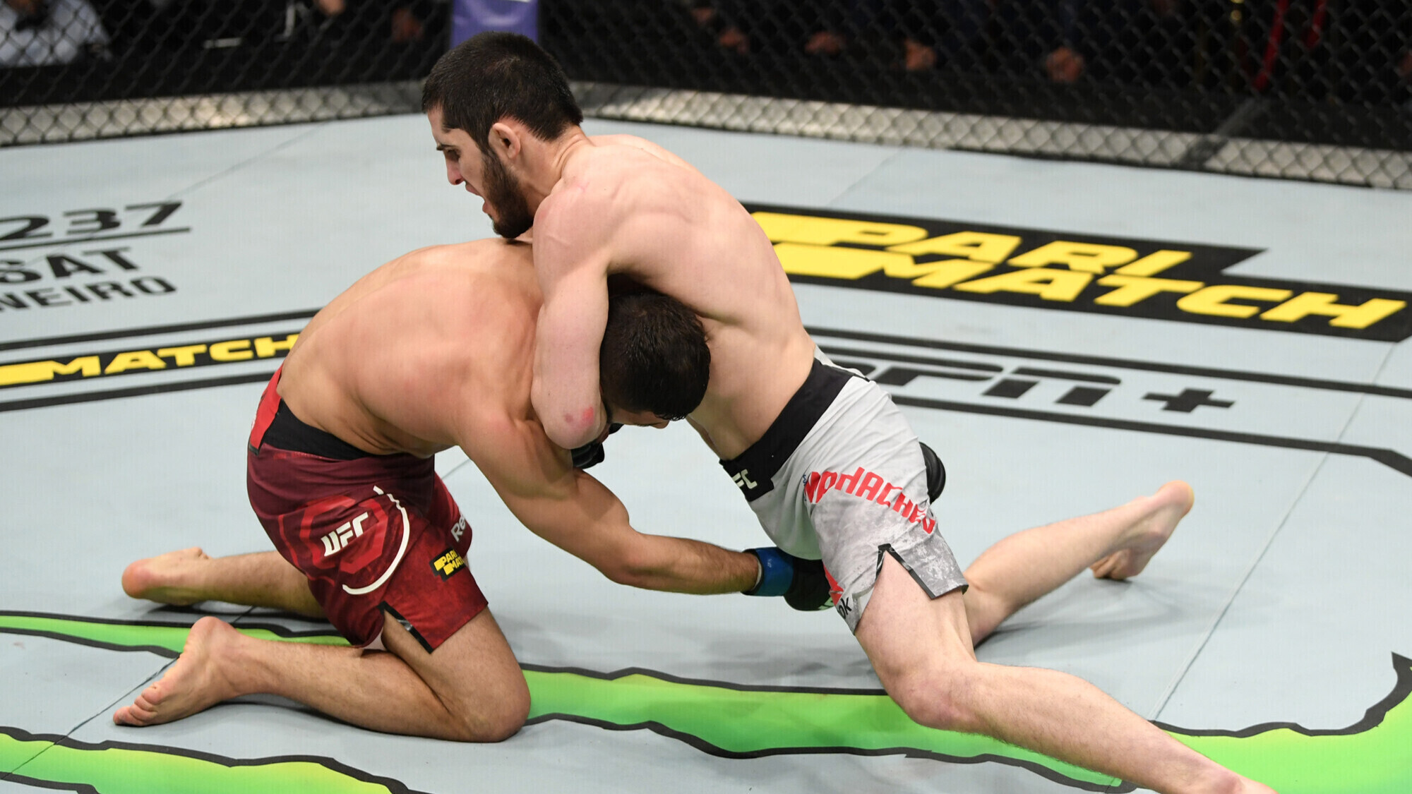 Экс‑чемпион UFC Кормье: «Мысли о Царукяне пугают болельщиков Топурии» Экс‑чемпион UFC Кормье: «Мысли о Царукяне пугают болельщиков Топурии»