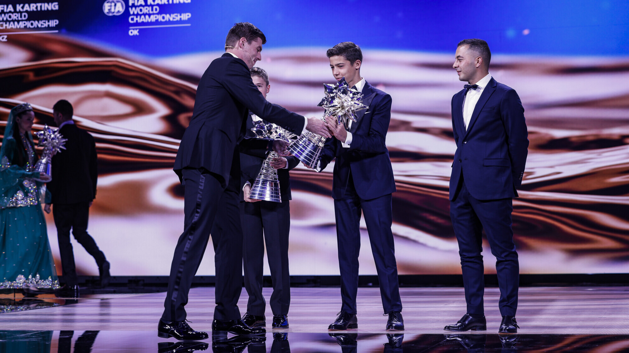 Россиянин Куцков получил трофей за победу в ЧМ по картингу из рук Ферстаппена