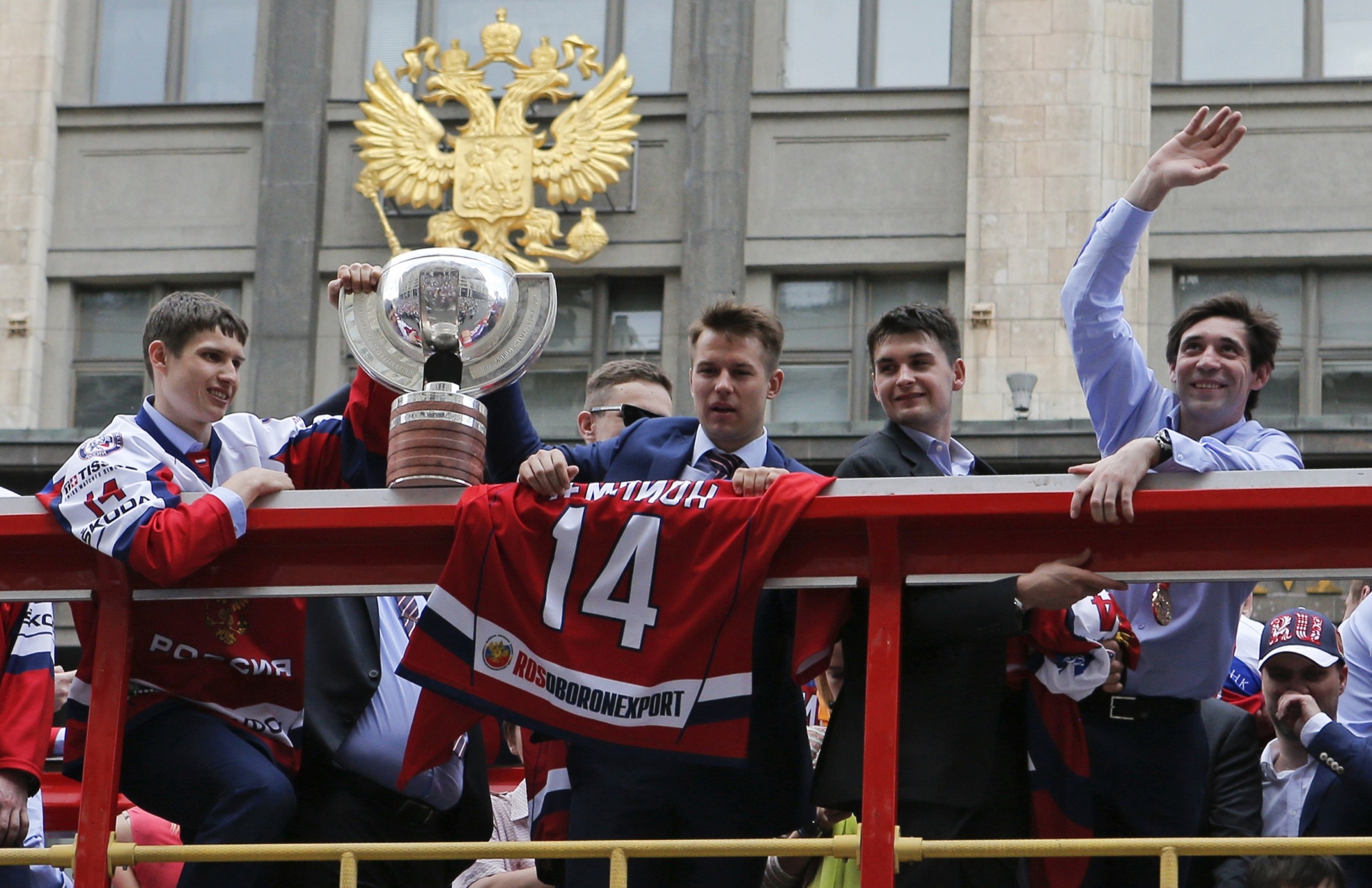 Путин наградил хоккеистов в Кремле