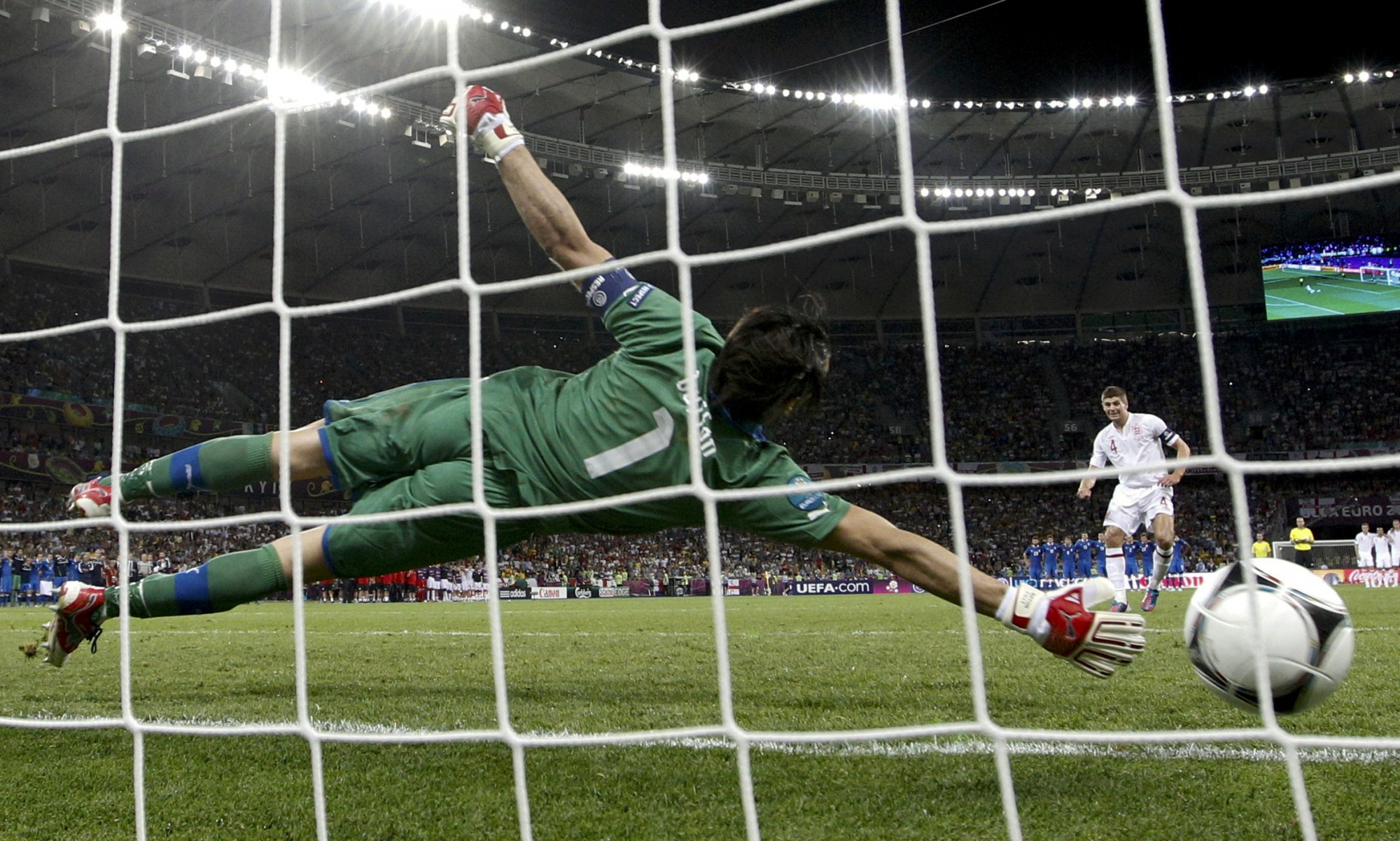 Футбол футбол прямо сейчас играем. Пенальти Пирло на евро 2012. Вратарь пенальти. Удар по воротам в футболе. Penalti v futbole.