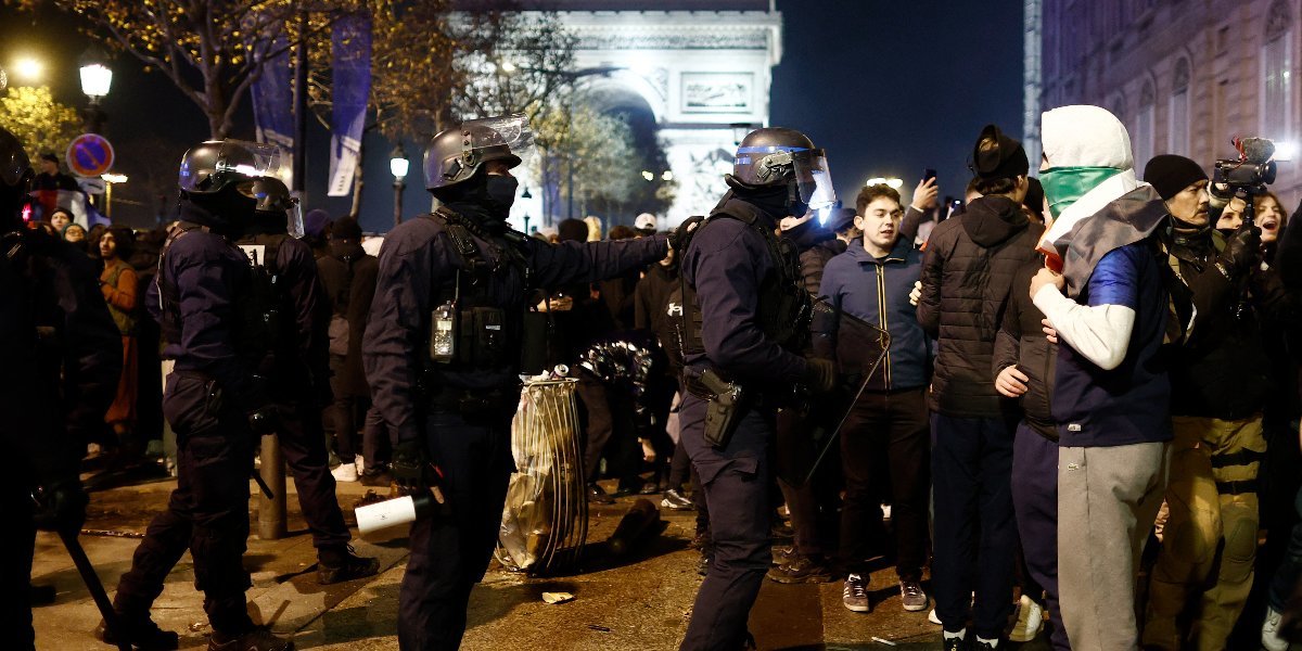 Полиция арестовала 115 человек в Париже за беспорядки после полуфинала ЧМ по футболу с марокканцами