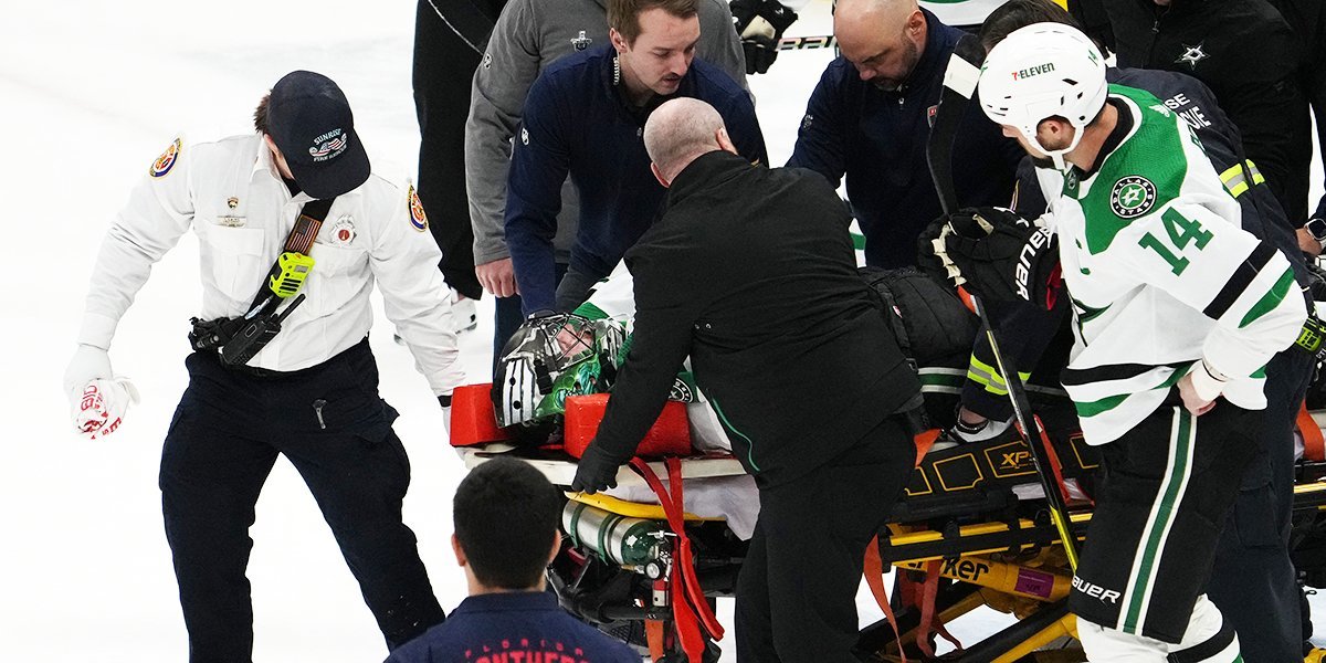 Нелепая травма вратаря в НХЛ. Канадца уносили со льда на носилках