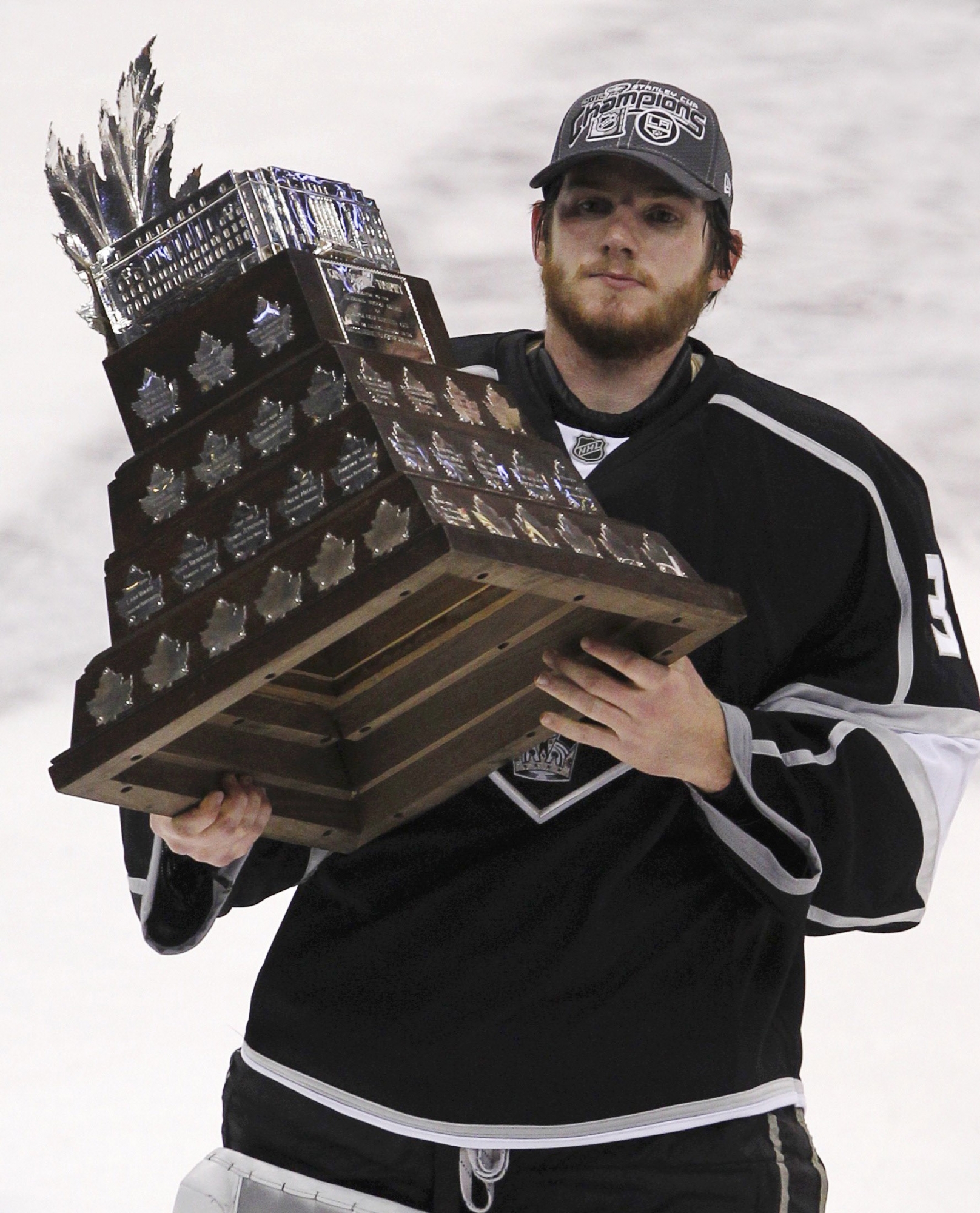 Конн смайт трофи. Майк Модано MCFARLANE Stanley Cup. Джонатан тэйвз Конн Смайт трофи 2010. Стэнли Фимберг.