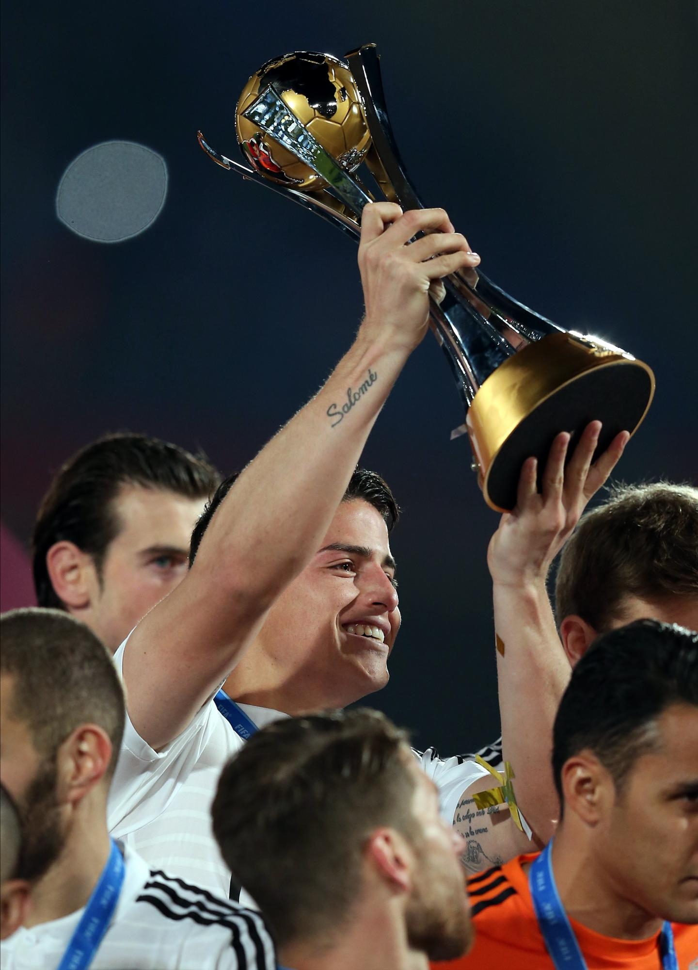 Международные кубков чемпионата. Хамес Родригес с Кубком. Хамес Родригес трофей см 2014.