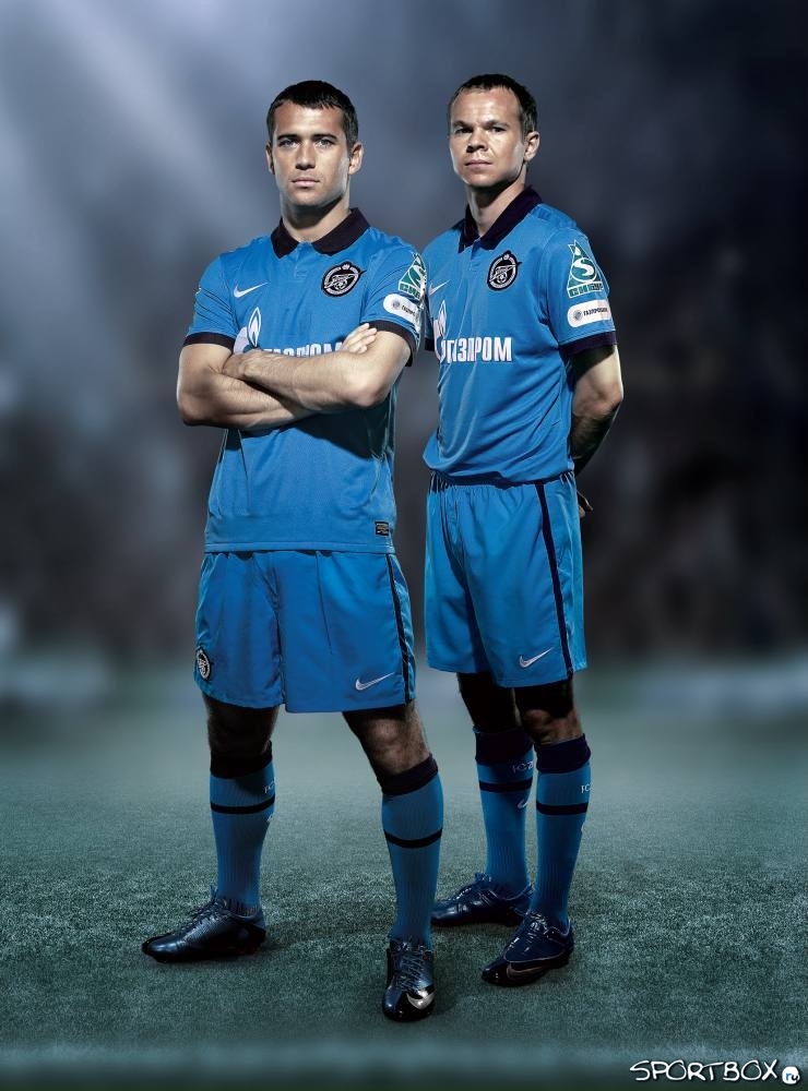 Презентация формы футбол. Анюков и Кержаков. Форма Зенита 2010. Футболист в голубой форме. Футболист в синей форме.