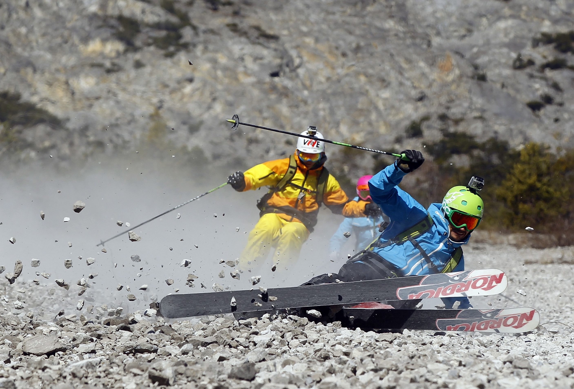 Rock skiing. Катание на лыжах по камням. Лыжник экстремал. Смешные картинки про горнолыжников. Спуск на лыжах экстрим.
