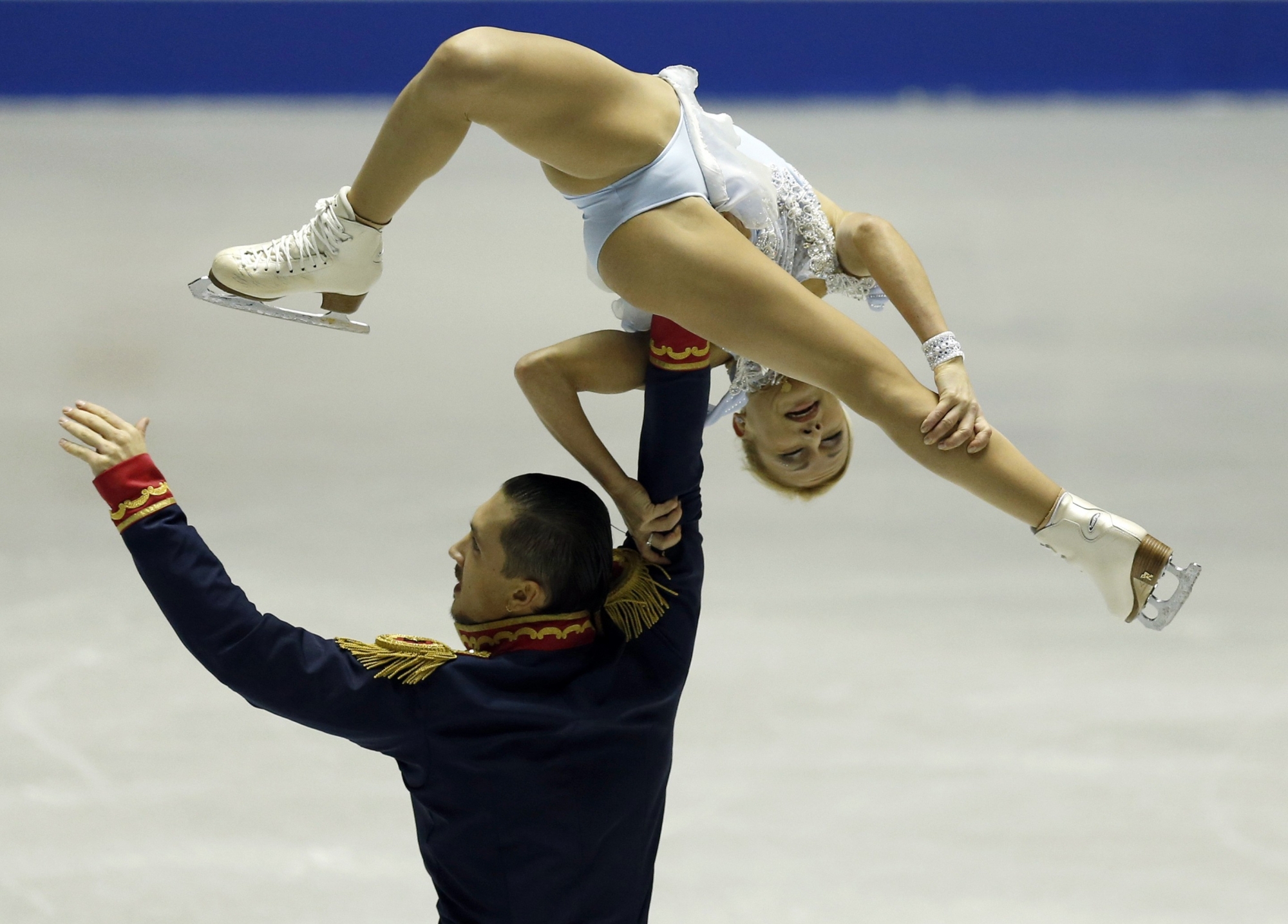 «Аааа. Мне холодно!» Соблазнительная русская фигуристка снялась в нижнем белье на заснеженной крыше