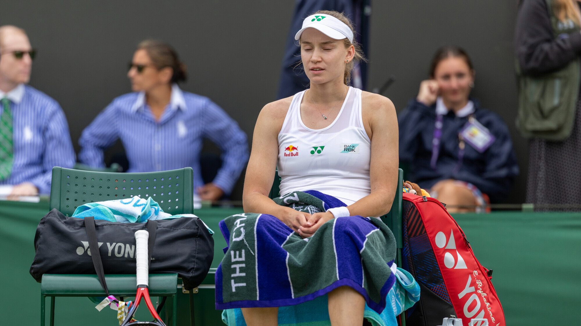 Рыбакина снялась с полуфинала теннисного турнира в Токио из‑за травмы спины