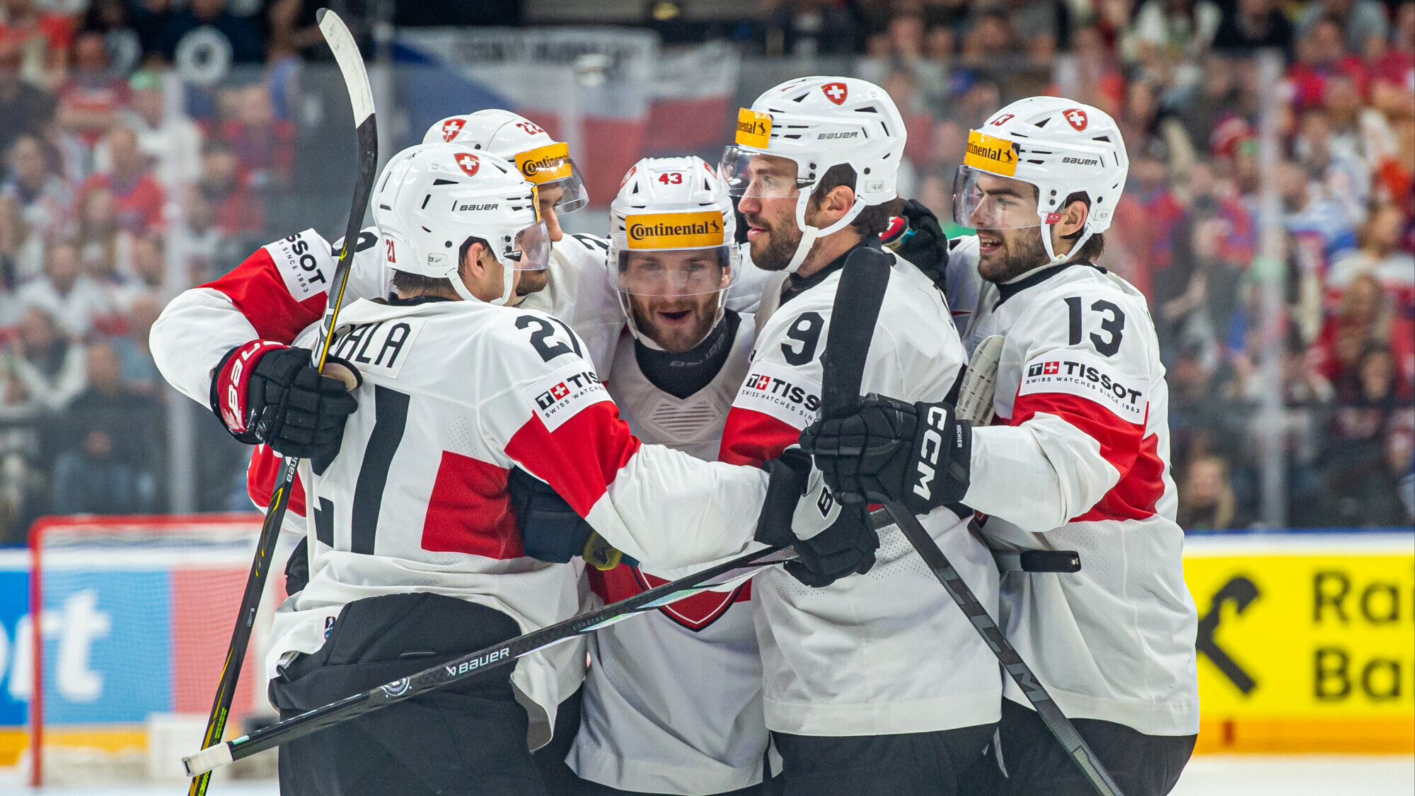 Сборная Швейцарии победила команду Финляндии в матче ЧМ по хоккею, Швеция выиграла седьмой матч подряд