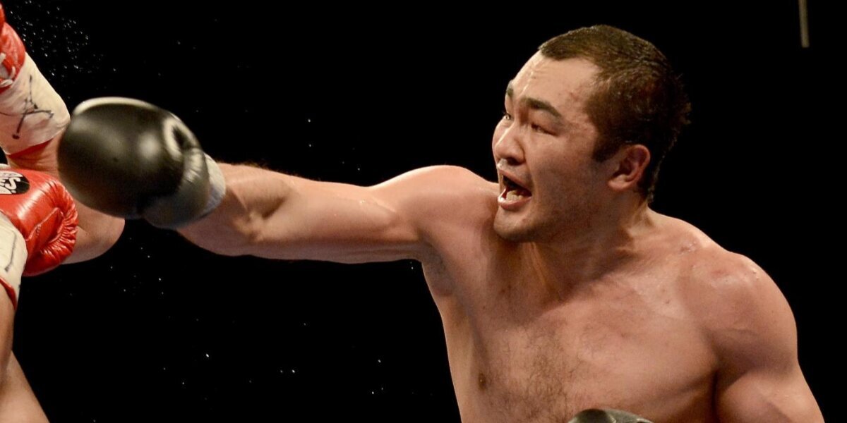 Экс‑чемпион мира по боксу избил мужчину с ребенком в Казахстане