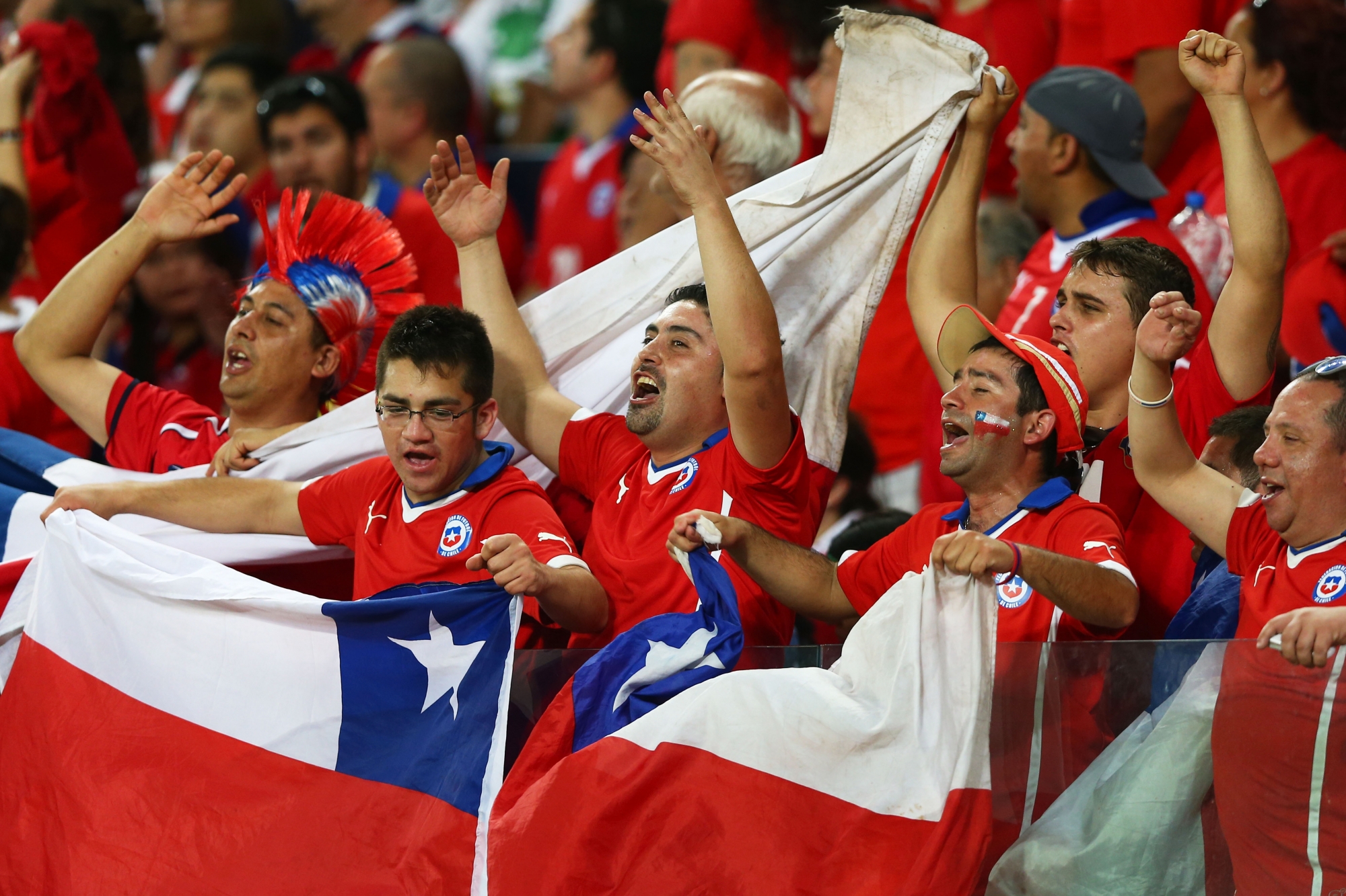 18 25 июня. Чилийцы. Сборная Чили по футболу. Испанцы и чилийцы. Сборная Чили по футболу болельщики.