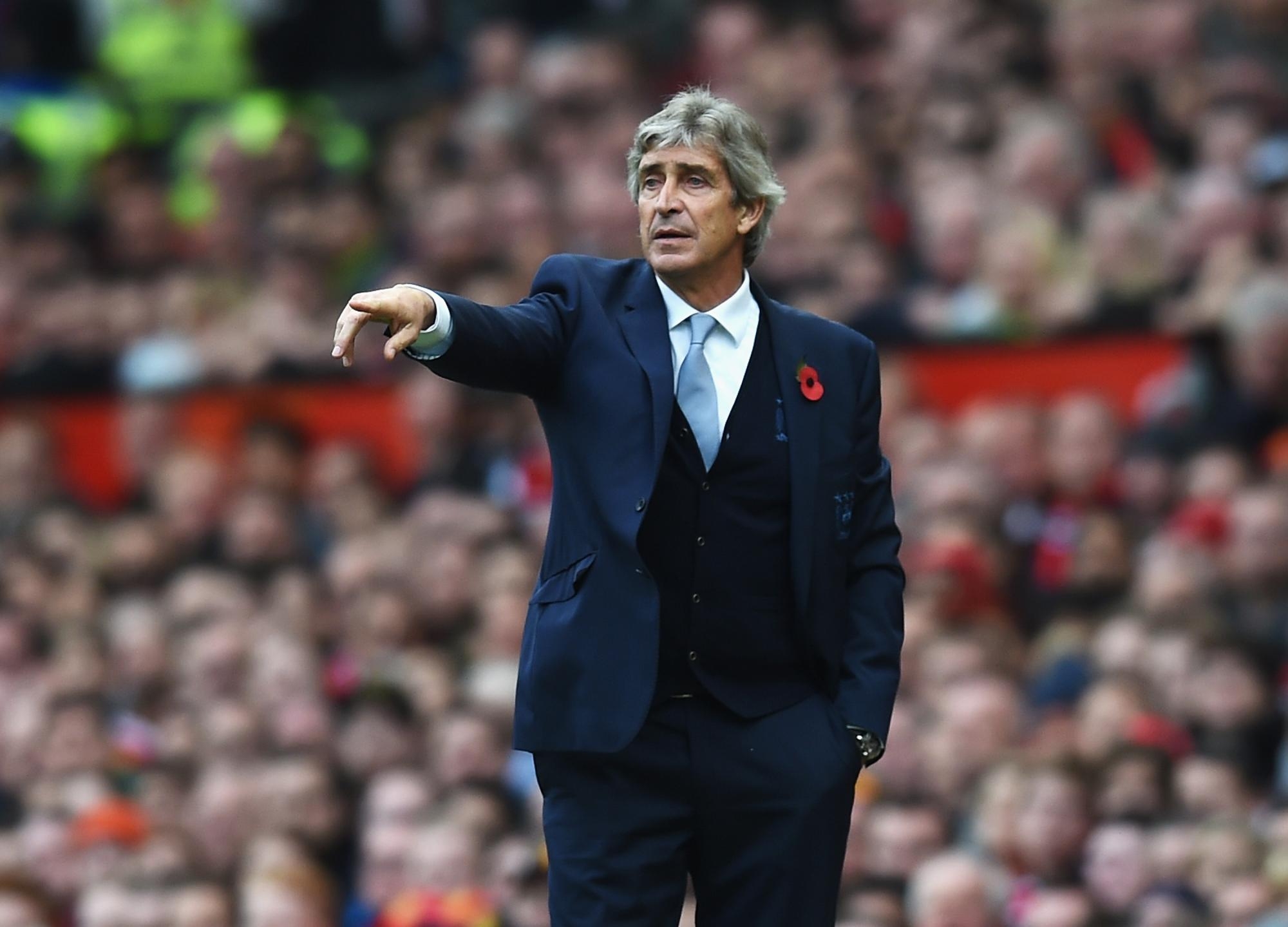 Getty images. Тренер Вест Хэма 2016. Pellegrini shoot on Ball.