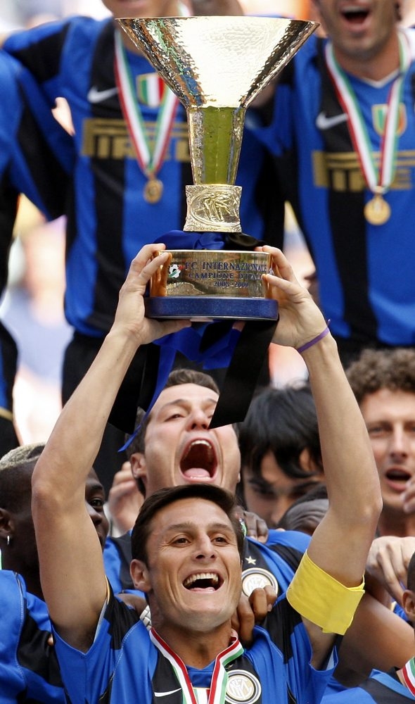 Италия чемпионы сколько раз. Интер чемпион Италии. Италия футбол. Чемпионы Италии по футболу трофей. Чемпионат Италии по футболу награда.